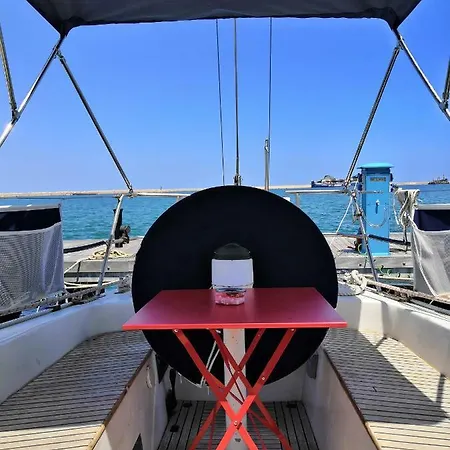 Boat, Sleep & Tour Ehoa Hotel en barco *