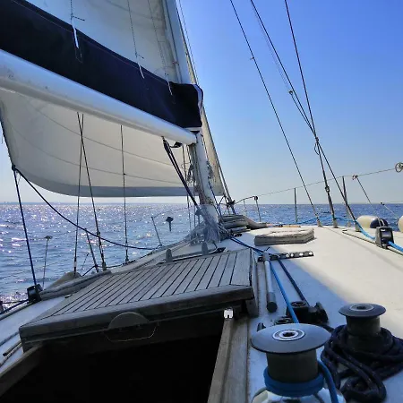 Boat, Sleep & Tour Ehoa Hotel en barco Bari