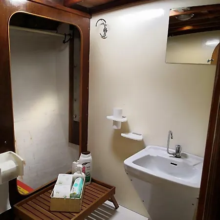 Hotel en barco Boat, Sleep & Tour Ehoa Bari