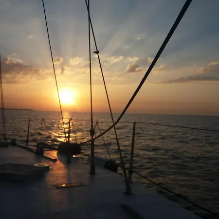 Hotel en barco Boat, Sleep & Tour Ehoa