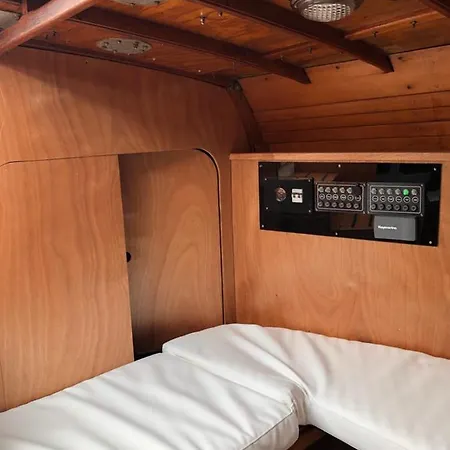 Boat, Sleep & Tour Ehoa Hotel en barco *