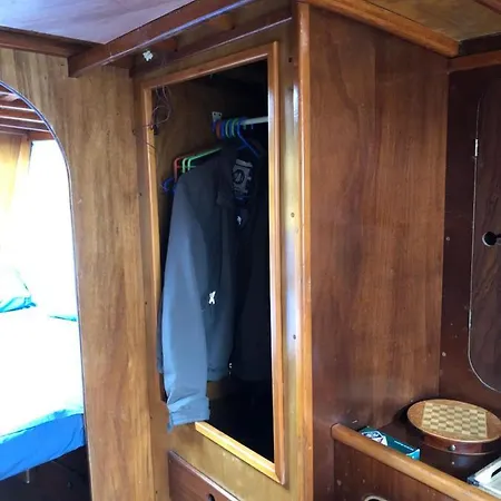 Boat, Sleep & Tour Ehoa Hotel en barco *