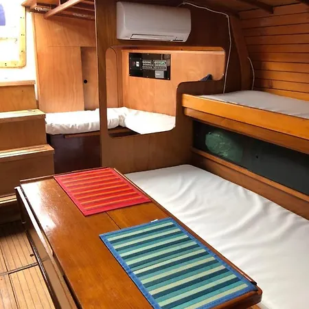 Boat, Sleep & Tour Ehoa Hotel en barco