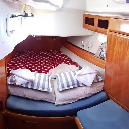 Boat, Sleep & Tour Ehoa Hotel en barco Bari
