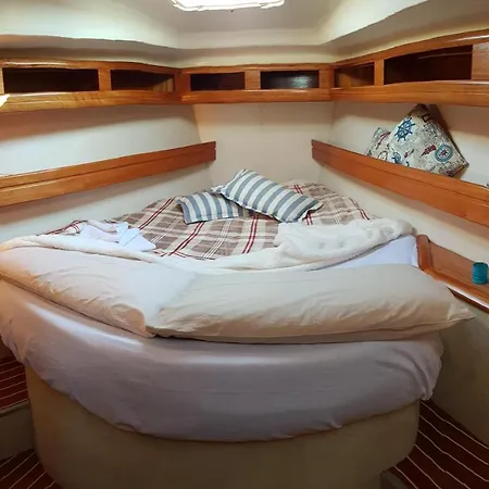 Boat, Sleep & Tour Ehoa Hotel en barco