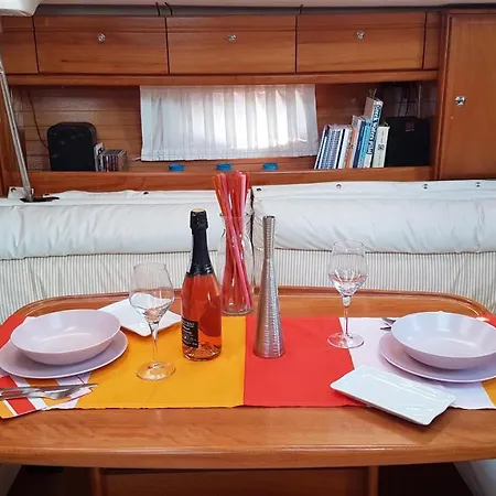Boat, Sleep & Tour Ehoa Hotel en barco *