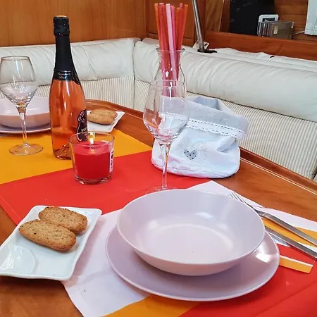 Boat, Sleep & Tour Ehoa Hotel en barco *