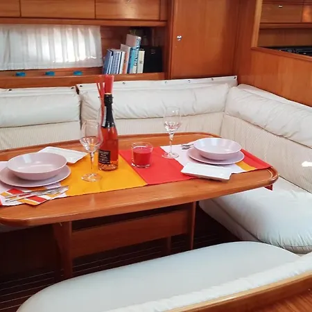 Hotel en barco Boat, Sleep & Tour Ehoa Bari